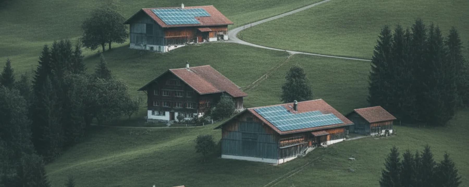 Hügellandschaft im Appenzell mit vereinzelten Solardächern