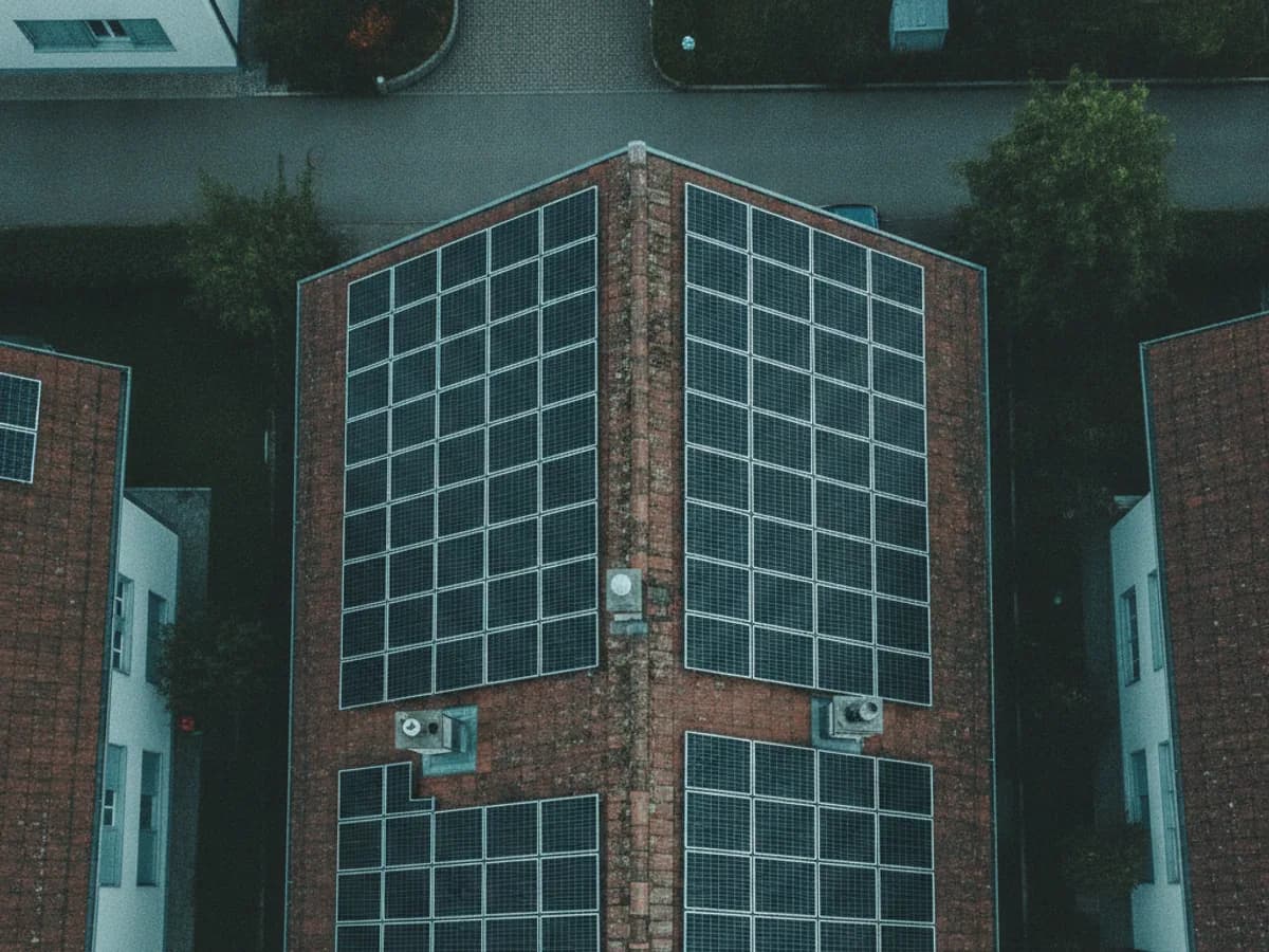 Reiheneinfamilienhaus mit Ost-West-Belegung der Solarmodule