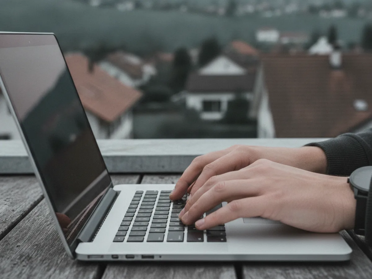Ertragsüberwachung am Laptop nach Inbetriebnahme der Anlage
