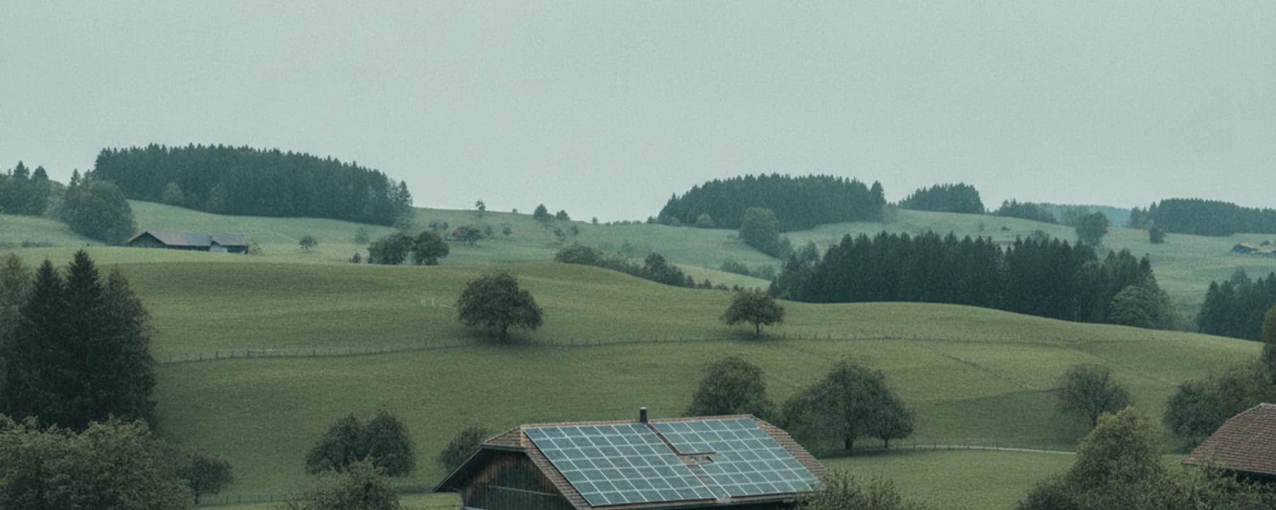 Landschaft der Ostschweiz mit Bauernhof und Solardach